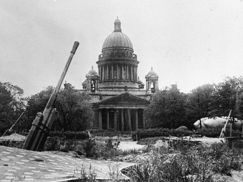 Батарея орудий в саду трудящихся им. М. Горького ныне Александровский сад