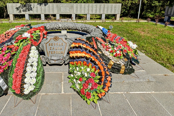 Памятник советским воинам. Ленинградское шоссе 4 км.